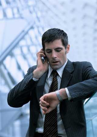 如何委婉表达你要挂断电话_英语网