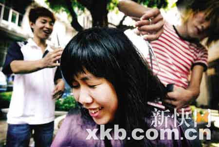 广东数高校军训强制女生剪短头发遭质疑(图)