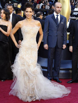 actress halle berry arrives at the 83rd academy awards in