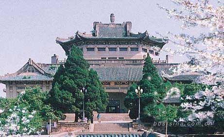 武汉大学图书馆老馆及其周围的建筑群,被列入第五批重点文物保护