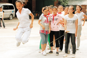 津中小学已开学 第一节体育课"腿有点儿软"