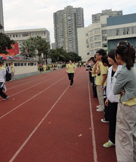 重点中学 温州第十四中学 > 正文   上图:学生赛跑      金秋送爽