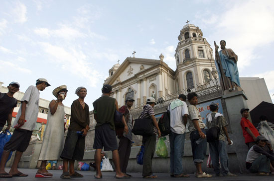 世界粮食日组图--排队领取免费粥_作文网