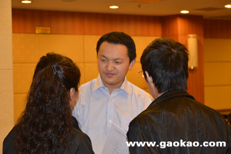 学而思高考研究中心数学老师,讲座主持人崔用亮和家长进行坦诚深入的