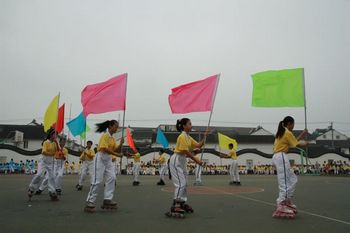 英姿飒爽的轮滑彩旗队