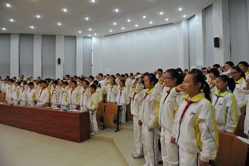 少先队员一起呼号时刻准备着