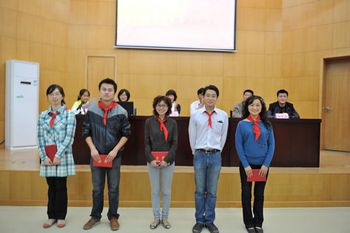 少先队员代表为中队辅导员敬献红领巾