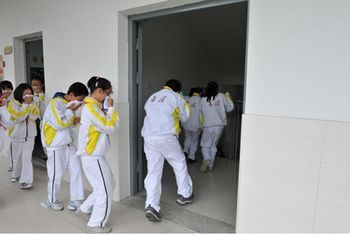 学生撤离教学楼