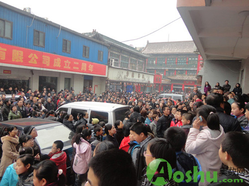 人山人海,打个电话找妈妈吧-世奥赛太原赛考场