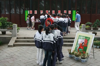 少年邮局的同学发起为汶川学子捐赠爱心包裹的活动