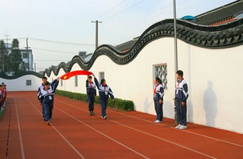 少年国旗班的同学在每周一的升旗仪式上