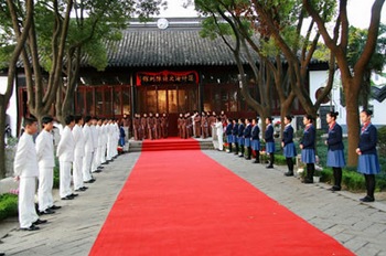 少年礼仪班的成员在校庆中