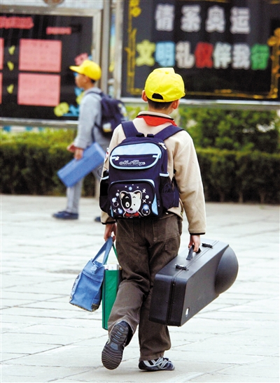 北京市针织路小学的学生在上学,背着沉重的书包