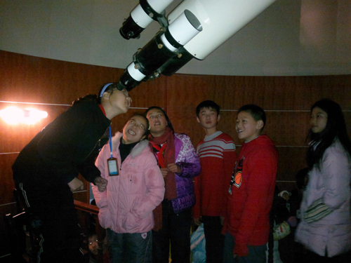 蛟川学生观看红月亮