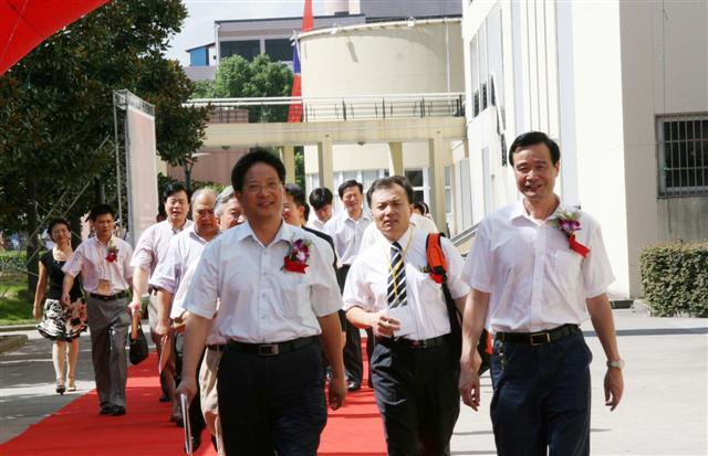 现为教授级中学高级教师,中国教育学会会员,绍兴市中学数学学会会长