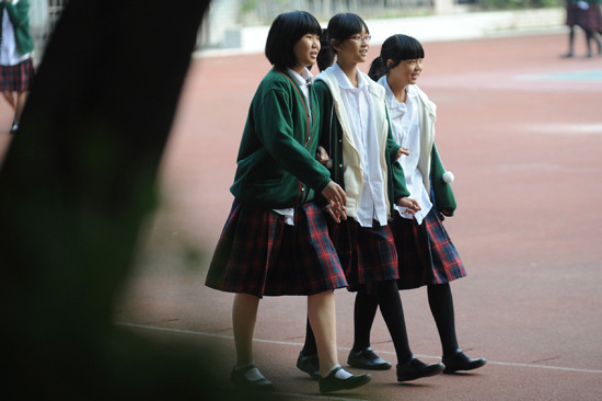 冷冬须穿裙装校服 中山学生直呼hold不住