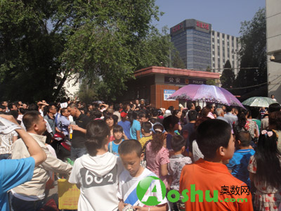 考试结束后,家长们守在门口,等待考生