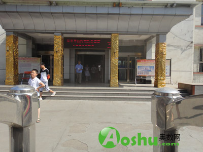 9:30,考试准时结束,第一个出来的考生