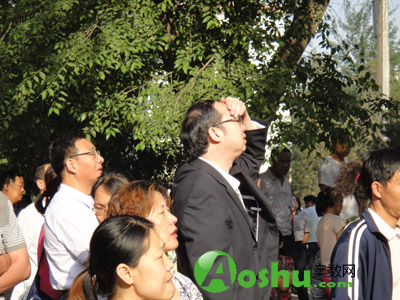 孩子进入考场了,家长们还在不停的张望