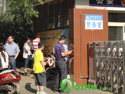 领着孩子询问考场情况