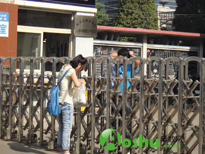 考试中途,有人在门口处传递东西(应该是考生用具吧)