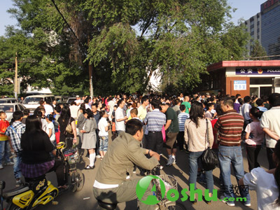 考生入场时考场大门外的家长与考生,好多人呀