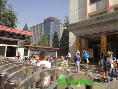 陆续出来的孩子在张望着家长的身影