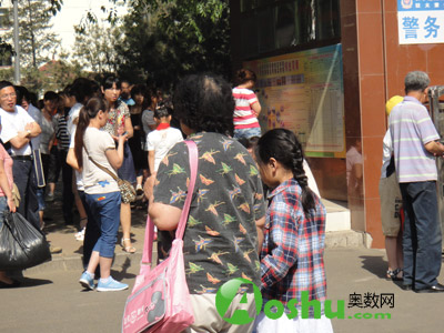 冒着炎热的天气陪考的奶奶及爷爷们