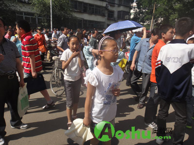 出了考场的考生在电话联系家长,或者在茫然的搜寻