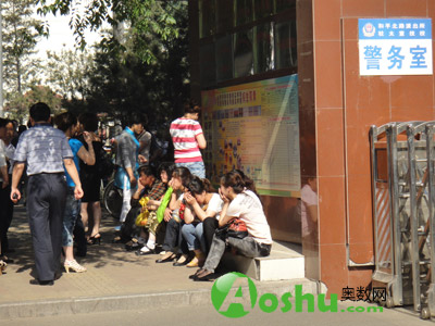 炎热的天气,家长们在考场外头顶太阳的在等待考生