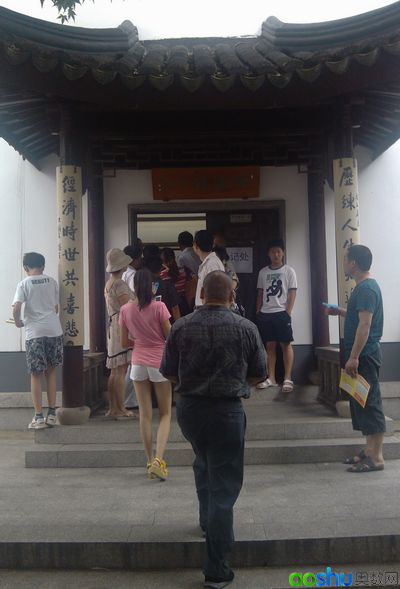 在外排队等候的家长们