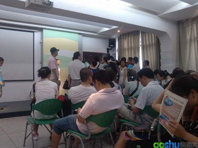 在场内等候的家长们