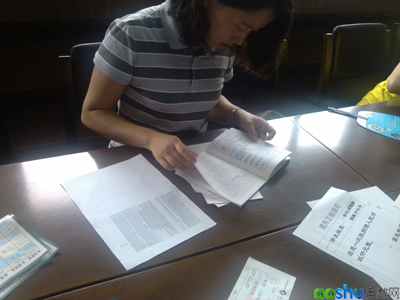 招生老师在核对学生的成绩报告书