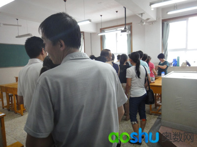 家长们进入校内后排队审核报名表