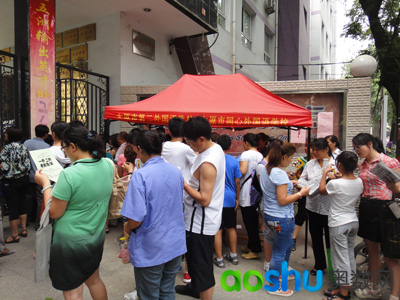 太原市第二外国小升初招生考试门外