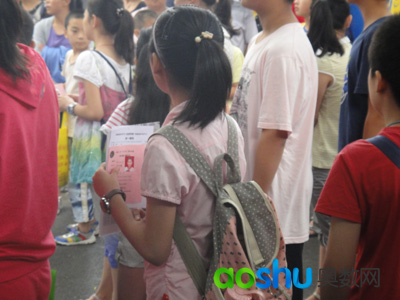 考生准备较充分,就在等待进入考场