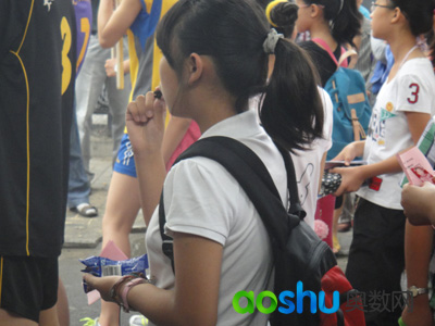 考生来的较早站队过程中在吃早餐