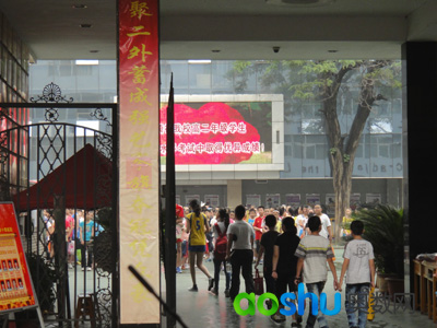 校园内也需要排队引领进入考场