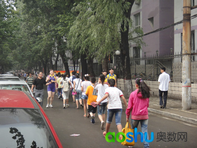 每隔一段时间,会有老师指引进入校园