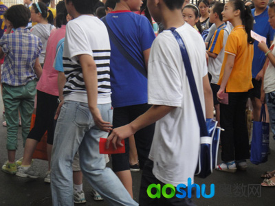 二外老师带着同心考场的考生进入