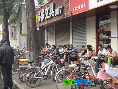 考生进入考场,家长们就在校外等候