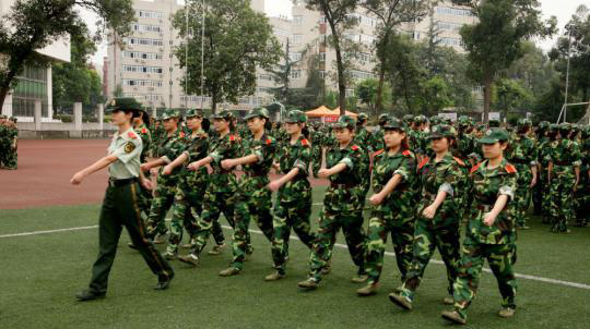 新生军训:<em>成都</em>理工<em>大学</em>迎来首位90后<em>美女</em>教官