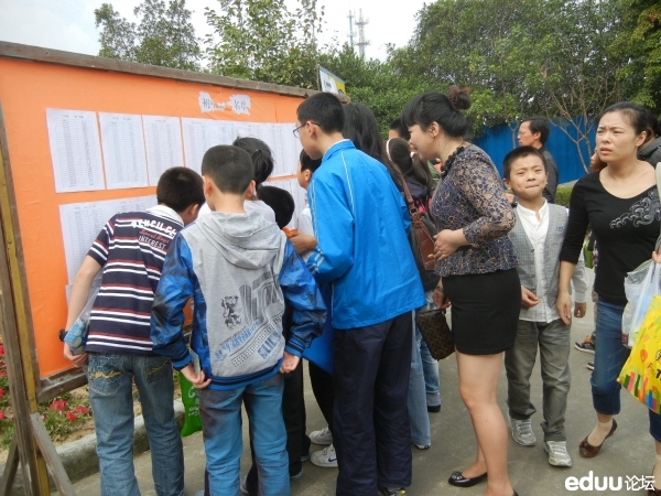 学生找寻自己的考场位置