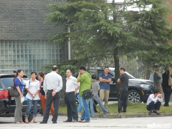 家长在考场外等待孩子考试结束