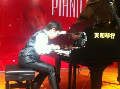 10岁男孩于苏州十中举行钢琴独奏会