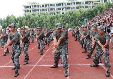 国防班学生在军事训练