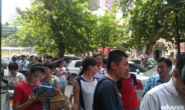 二中广雅缴费,U形队伍,家长已排到树后的马路上了