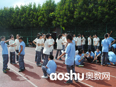 根据蓝青学校整理的照片我们不难看出,相比天蓝青新生脚步的凌乱
