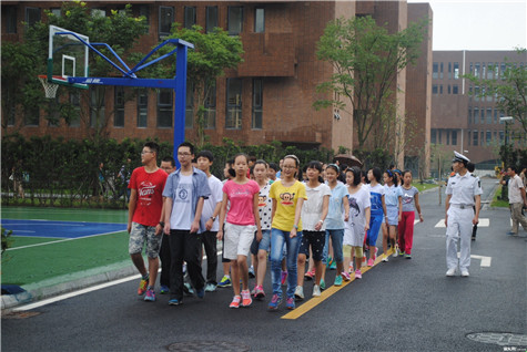 初一和初二一起军训:蓝青中学2014年军训_蓝青学校