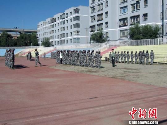 新疆各大高校陆续开始新生军训,9月15日,记者在新疆农业大学田径体育